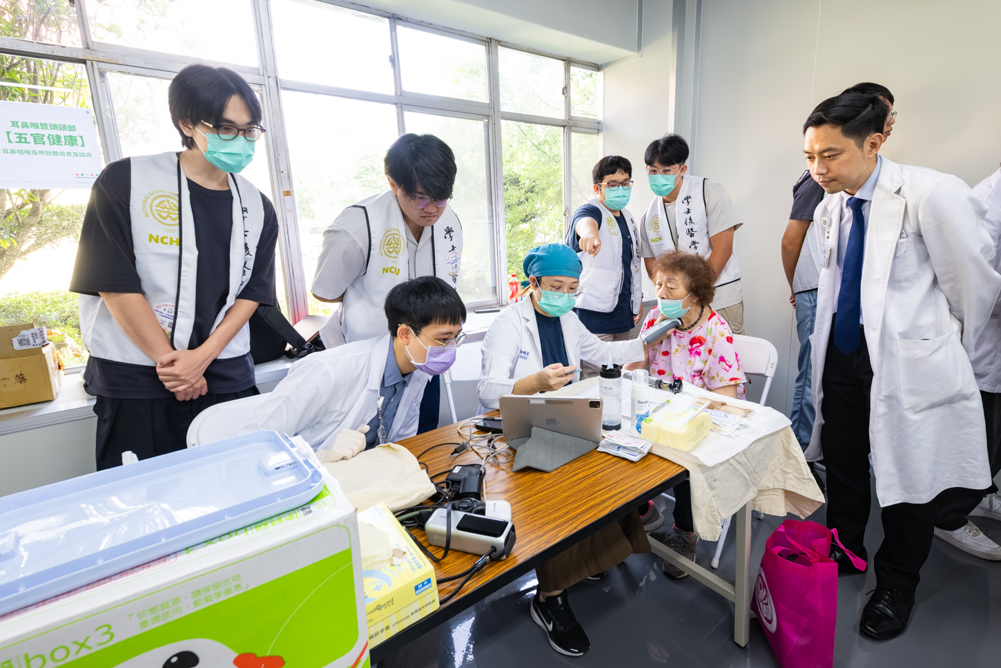  彰基醫療團隊與興大後醫系學生於「耳鼻喉暨頭頸部」診察站，為偏鄉長者進行健康檢查與諮詢。(彰基提供)